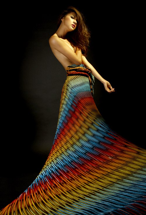 Người mẫu Kim Dung mặc chiếc váy dạ hội dài 8m
